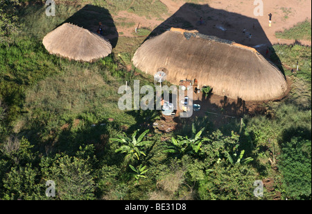 Xingu indiani nel Aamzone, Brasile vivono in case di legno en palmtreeleaves. Essi fanno dormire in amache e Foto Stock