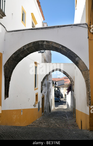 Archi su un vicolo, Evora, Sito Patrimonio Mondiale dell'UNESCO, Alentejo, Portogallo, Europa Foto Stock