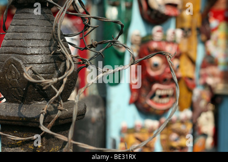 Raccolta di maschere nepalesi a Swayambhunath Temple, Kathmandu, Nepal Foto Stock