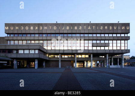 Biblioteca universitaria dell'Università della Ruhr di Bochum, con scritte in mirroring, Bochum Ruhr, Renania settentrionale-Vestfalia, Germania, Europa Foto Stock