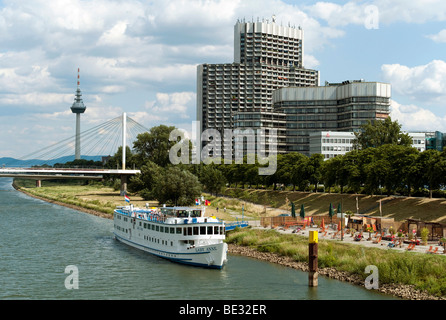 Collini-Center presso il fiume Neckar con imbarcazioni turistiche, Friedrich-Ebert-Bruecke ponte a schiena, Mannheim, Baden-Wuerttemberg, Ge Foto Stock