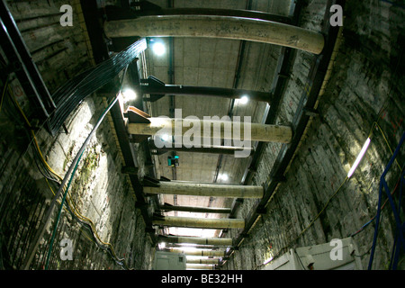 Gli scavi del nord a sud la linea della metropolitana di Amsterdam sono state una delle nuove stazioni della metropolitana sono in fase di costruzione. L'edificio excavati Foto Stock