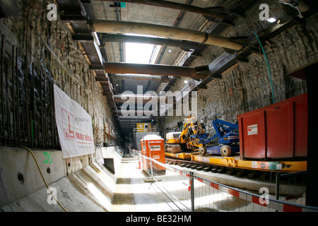 Gli scavi del nord a sud la linea della metropolitana di Amsterdam sono state una delle nuove stazioni della metropolitana sono in fase di costruzione. L'edificio excavati Foto Stock