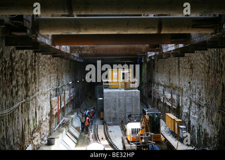 Gli scavi del nord a sud la linea della metropolitana di Amsterdam sono state una delle nuove stazioni della metropolitana sono in fase di costruzione. L'edificio excavati Foto Stock