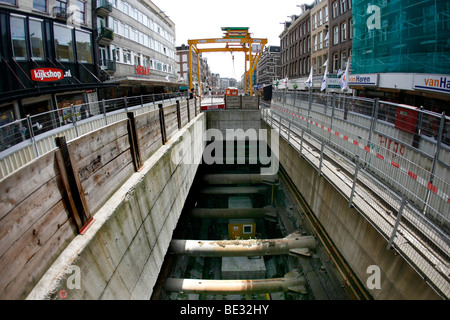 Gli scavi del nord a sud la linea della metropolitana di Amsterdam sono state una delle nuove stazioni della metropolitana sono in fase di costruzione. L'edificio excavati Foto Stock