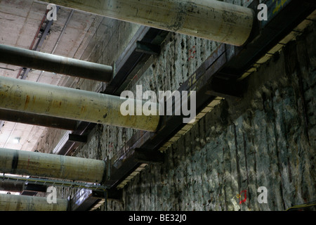 Gli scavi del nord a sud la linea della metropolitana di Amsterdam sono state una delle nuove stazioni della metropolitana sono in fase di costruzione. L'edificio excavati Foto Stock