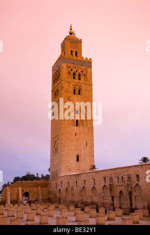 La Moschea di Koutoubia al tramonto con il Dar el hajar (casa di pietra), Marrakech, Marocco Foto Stock
