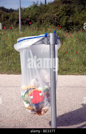 Close up street bin borsa con contenuto Foto Stock