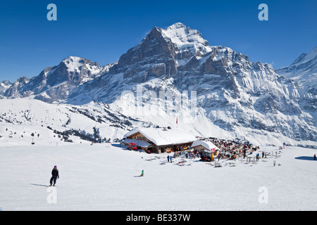 Ristorante di montagna con il Wetterhorn mountain (3692m) sullo sfondo, Grindelwald, regione di Jungfrau, Oberland bernese, SWI. Foto Stock