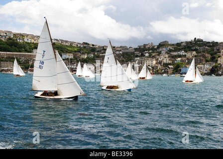 Guardando fuori attraverso il fiume fowey con diversi troy derive classe racing davanti a polruan Foto Stock