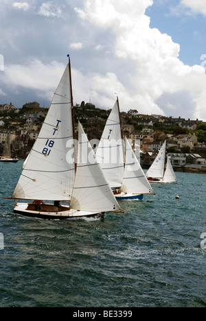 Guardando fuori attraverso il fiume fowey con diversi Troy derive classe racing davanti a Polruan Foto Stock