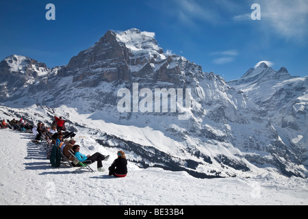 Rilassante al di fuori di un ristorante di montagna, Grindelwald, regione di Jungfrau, Oberland bernese, alpi svizzere, Svizzera Foto Stock