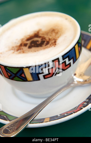 Tazza di cappuccino in Hotel Mille Collines, aka the Hotel Rwanda a Kigali, Ruanda. Foto Stock