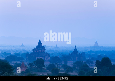 Atmosfera mattutina sopra il campo a pagoda, tempio, Zedi, Old Bagan, pagano, birmania, myanmar, Asia Foto Stock