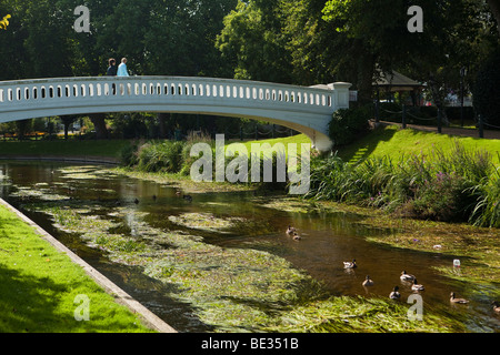 Regno Unito, Inghilterra, Staffordshire, Stafford, ponte sul fiume seminare passando attraverso il parco di Victoria Foto Stock