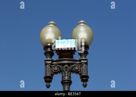 Un pannello solare fornisce l'energia per una lampada di strada al di fuori di Stati Uniti Giardini Botanici Conservatorio, Washington, DC. Foto Stock