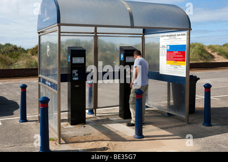 L'uomo l'acquisto di biglietti per il parcheggio a Flyde Borough Consiglio parco auto, Blackpool, Regno Unito Foto Stock