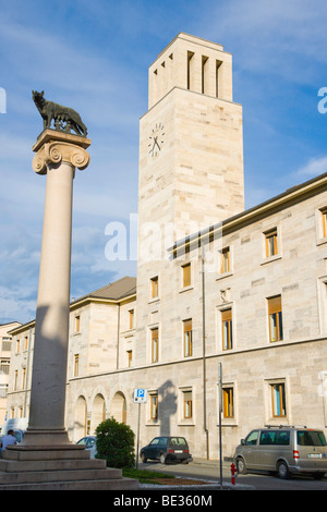 Clock Tower, statua di Romolo e Remo e il lupo, Piazza della Repubblica, Aosta, Valle d'Aosta, Valle d'Aosta, Italia, Euro Foto Stock