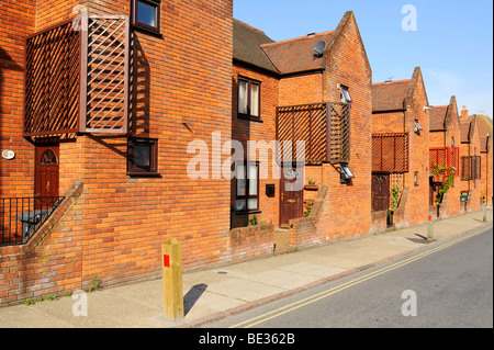 Inglese tipiche case a schiera in Canterbury Kent England, Regno Unito, Europa Foto Stock