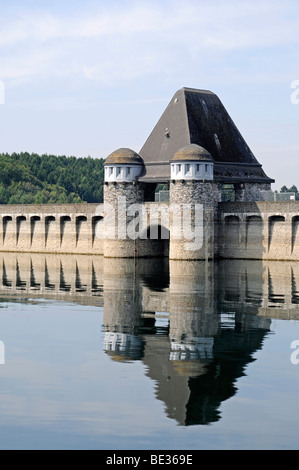 Diga, la torre e la parete barriera, Moehne serbatoio, Renania settentrionale-Vestfalia, Germania, Europa Foto Stock