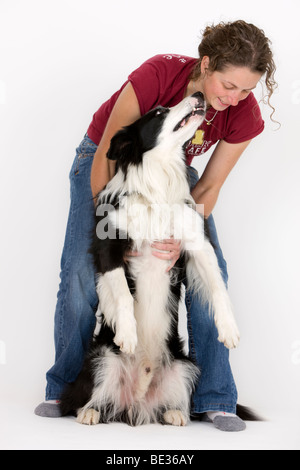 Ragazza cuddling con Border Collie, maschio Foto Stock