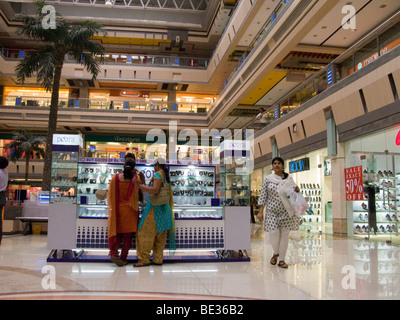 Le donne indiane di shopping in Iscon Mall / shopping mall, in Surat, Gujarat. India. Foto Stock