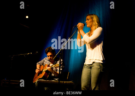 Swiss-Swedish cantautrice Julia Hagner live presso il Schueuer, Lucerna, Svizzera Foto Stock