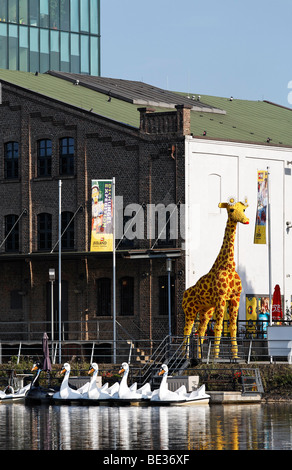 Giraffa gigante fatta di mattoncini Lego, eye-catcher davanti al parco divertimenti di Legoland Discovery Centre, il porto interno di Duisburg, Ruhrgebiet ar Foto Stock