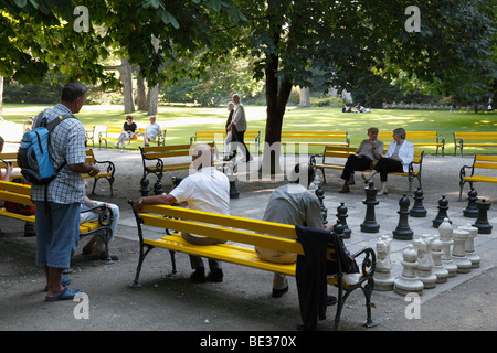 A scacchi in giardini Hofgarten, Innsbruck, in Tirolo, Austria, Europa Foto Stock