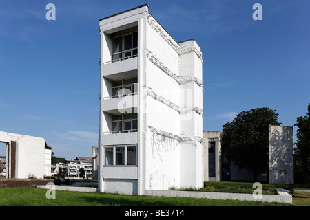 I resti di un ex edificio adibito allo stoccaggio, rovine artificiali, Garten der Erinnerungen Giardino delle memorie da Dani Karavan, harb interna Foto Stock