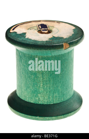 Vuoto antichi spola di filo isolato su sfondo bianco Foto Stock