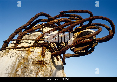 Pilone di cemento con rusty, piegate fili di rinforzo sporgenti, scultura nel Giardino delle memorie da Dani Karavan, Ha interna Foto Stock