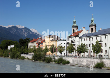 Vista sul fiume Inn verso il centro storico della città di Innsbruck con il Duomo, Tirolo, Austria, Europa Foto Stock