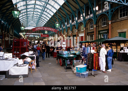 Lo shopping al mercato di Covent Garden, il mercato, il West End di Londra, Inghilterra, Regno Unito, Europa Foto Stock