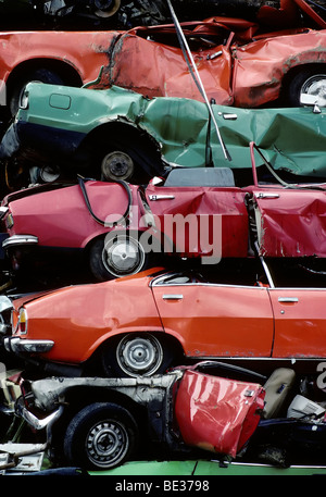 Auto rottamate di vecchi modelli di auto accatastate, auto riciclaggio, Junk Yard, Renania settentrionale-Vestfalia, Germania, Europa Foto Stock