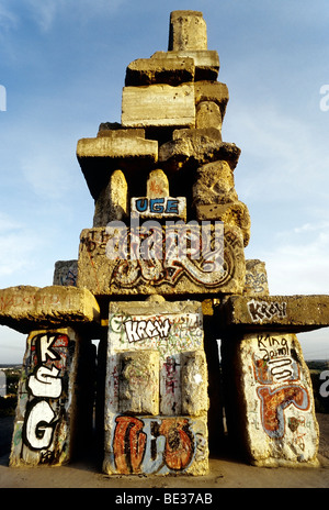 Un monumento di blocchi di cemento, 'Himmelstreppe" "scala celeste' dall'artista Herman Prigann, Halde Rheinelbe, Gelsenkirchen-Ue Foto Stock