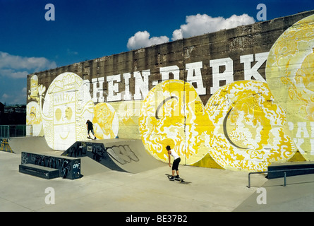 Skate Park, il vecchio muro di cemento con graffiti, Rheinpark, nuovo quartiere della città sul Reno, Duisburg Hochfeld, Nord Rhine-Westphal Foto Stock