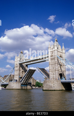 Il Tower Bridge, neo-gotico del ponte che attraversa il fiume Tamigi nella zona est della città di Londra, Inghilterra, Regno Unito, Europa Foto Stock