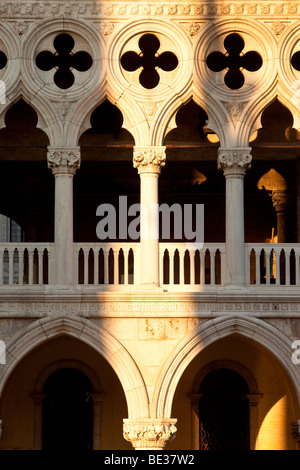 Dettaglio del Palazzo Ducale nei pressi di Piazza San Marco a Venezia Veneto Italia Foto Stock