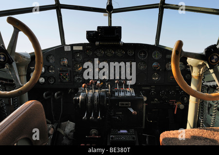Guardare nella cabina di pilotaggio del velivolo passeggeri Junkers Ju-52, Germania, Europa Foto Stock