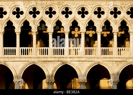 Dettaglio del Palazzo Ducale nei pressi di Piazza San Marco a Venezia Veneto Italia Foto Stock