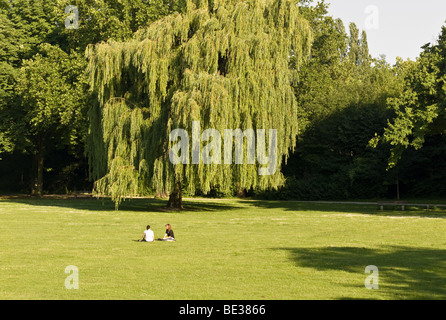 Due Donna che parla in un parco nella città tedesca di Speyer Foto Stock