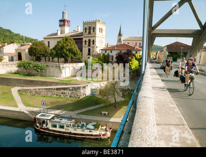 I ciclisti attraversando il ponte sul fiume Lot a Castelmoron, Aquitaine, Francia Foto Stock