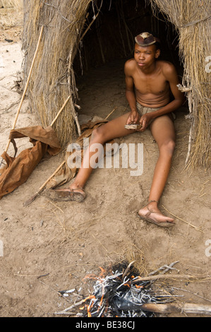 Naro bushman (SAN) riproduzione di musica intorno al fuoco, Central Kalahari Botswana Foto Stock