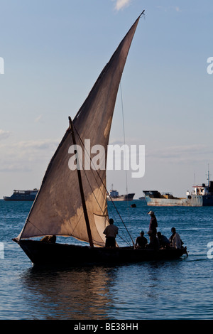 Dhow arabo, vicino costa fuori Stonetown, Zanzibar, Tanzania Africa Foto Stock