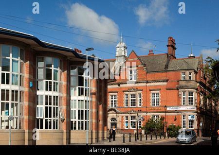 Regno Unito, Inghilterra, Staffordshire, Stafford, Earle Street, County Court Building e Bridgewood House Foto Stock