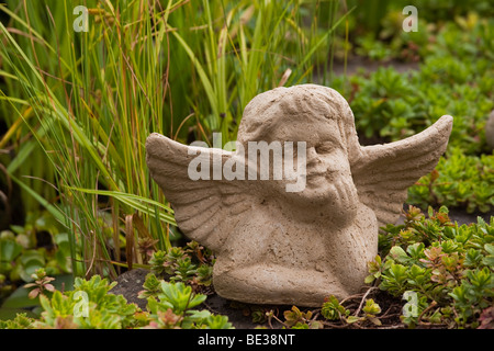 Giardino decorazione, putto in un stagno Foto Stock