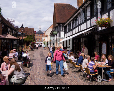 Il leone e l'Agnello cortile. Farnham, Surrey. Regno Unito. Lion e di agnello Cafè è a destra, con persone di mangiare al marciapiede di tabelle. Foto Stock