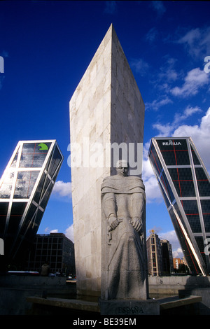 Moderne torri e la scultura alla fine del Paseo de la Castellana, Torres Kio, Puerta de Europa, Plaza de Castilla, Madrid, Foto Stock