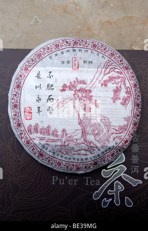 Round the cake attraente confezionati, Pu-erh tè, Pu'er (Camellia sinensis), Kunming, nella provincia dello Yunnan, Repubblica Popolare di chi Foto Stock